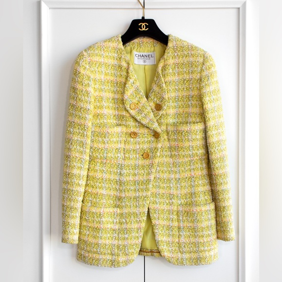 Iconic Chanel Vintage Spring/Summer 1994 Yellow Gold Tweed 94P Jacket - Picture 6 of 17